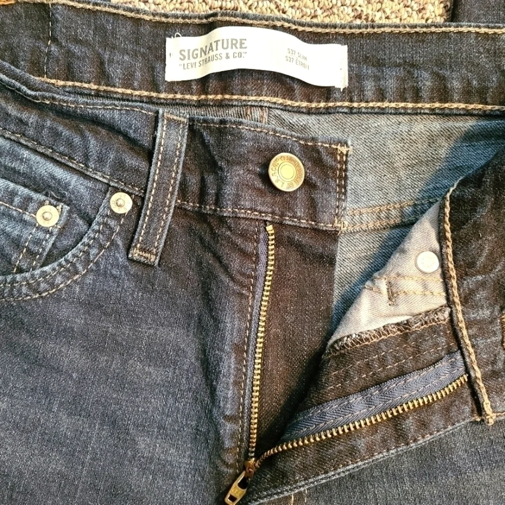 Levi Strauss & Co. SIGNATURE Jeans Mid Rise Dark Wash Denim Slim Straight Leg - Picture 4 of 8